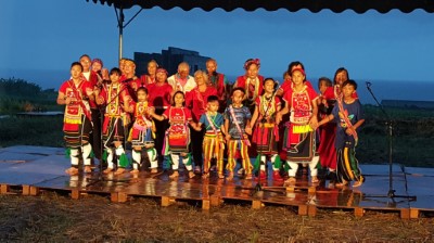 部落婦女偕青少年和孩童共同演出，演繹出部落的傳統與現代生活的衝突與並融 (1)